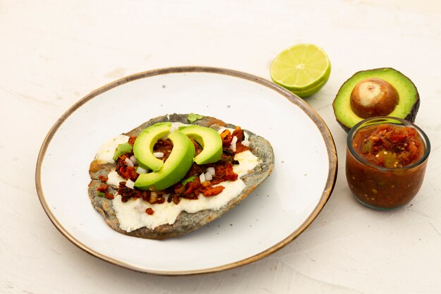 Frischer Teller mit Avocado und Samen