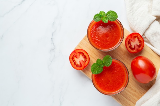 Kostenloses Foto frischer tomatensaft servierfertig