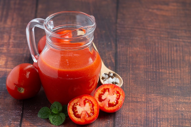 Frischer Tomatensaft servierfertig