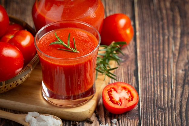 Frischer Tomatensaft servierfertig