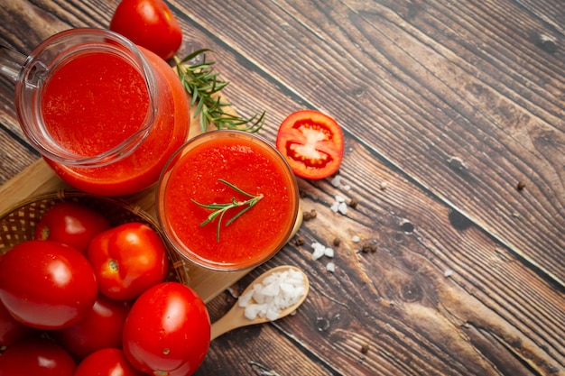 Frischer Tomatensaft servierfertig