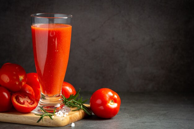 Frischer Tomatensaft servierfertig