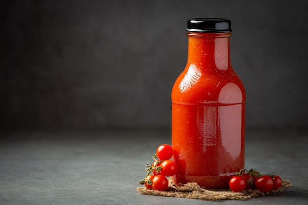 Kostenloses Foto frischer tomatensaft servierfertig