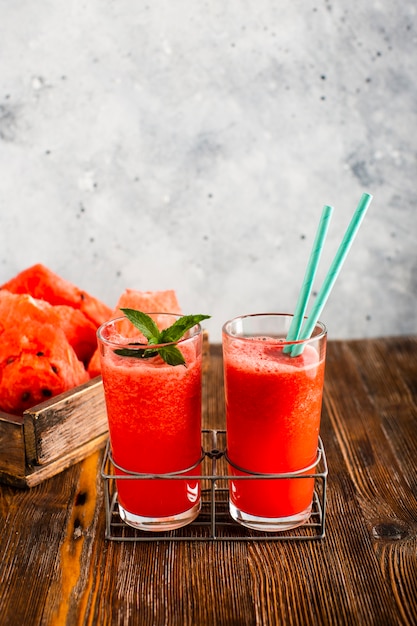 Kostenloses Foto frischer und natürlicher saft der wassermelone in den gläsern