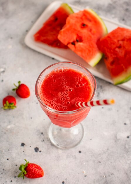 Frischer und natürlicher Wassermelonensaft der Draufsicht