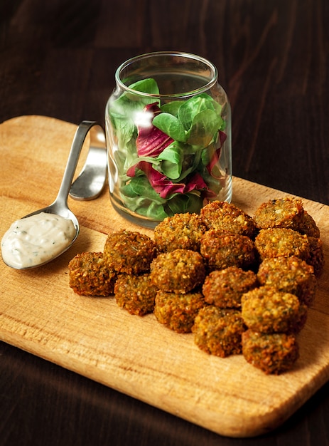 Kostenloses Foto frischer vegetarischer falafel mit soße, selektiver fokus