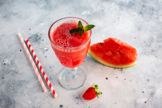 Frischer Wassermelonensaft des hohen Winkels mit Erdbeere