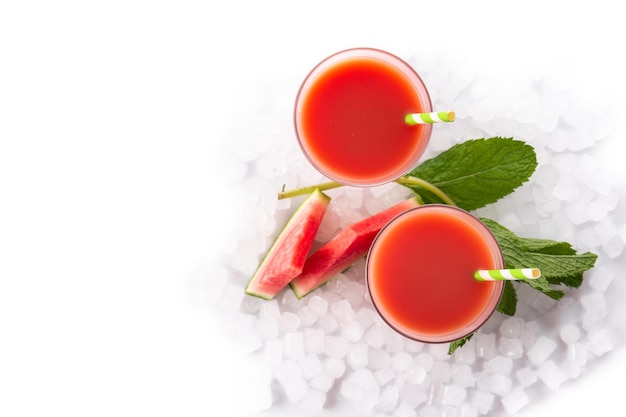 Frischer Wassermelonensaft mit Eis isoliert auf weißem Hintergrund