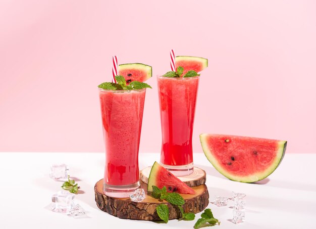 frischer Wassermelonensaft oder Smoothie in Gläsern mit Wassermelonstücken