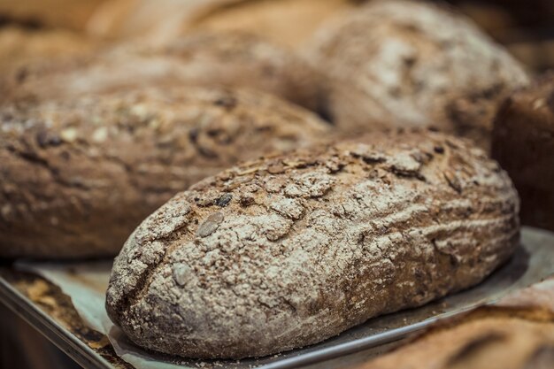 Frisches Brot auf der Theke im Laden