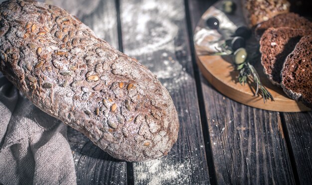 frisches Brot auf einem schönen hölzernen Hintergrund