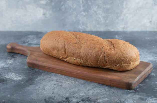 Frisches Brot auf Holzbrett. Seitenansicht. Hochwertiges Foto