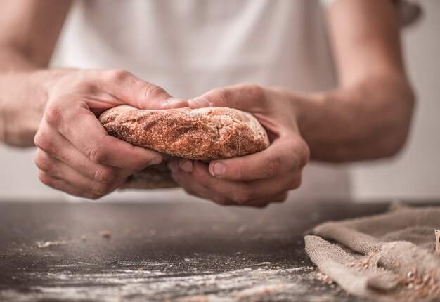 frisches Brot in Händen Nahaufnahme auf