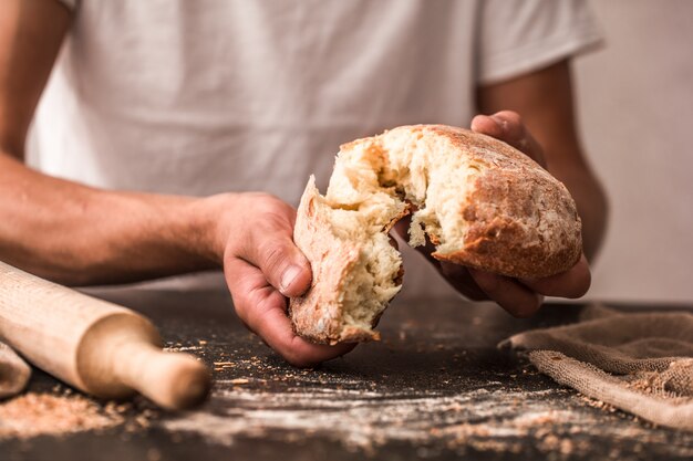 frisches Brot in Händen Nahaufnahme auf