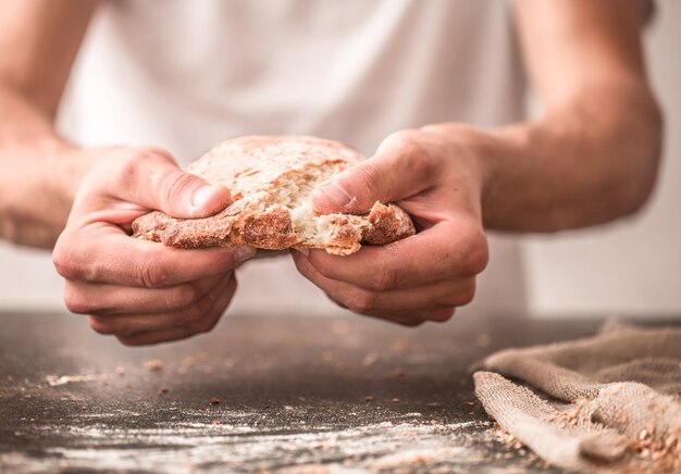 frisches Brot in Händen Nahaufnahme auf