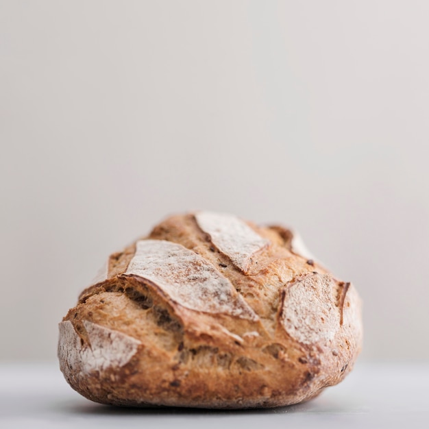 Frisches Brot mit weißem Hintergrund