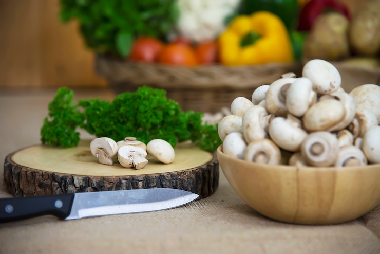 Kostenlose Foto frisches champignonpilzgemüse in der küche