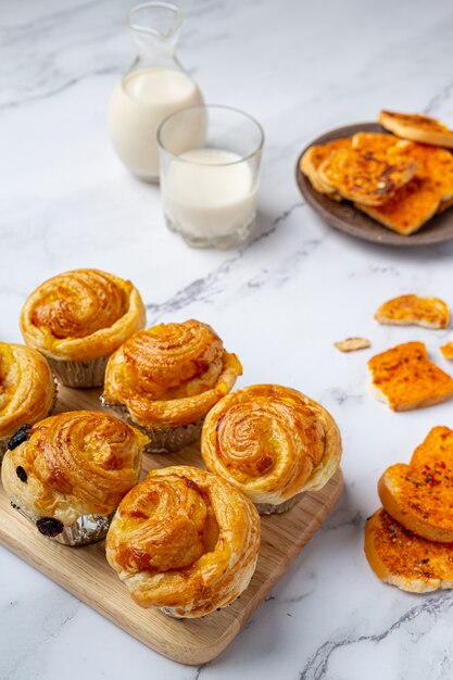 Frisches dänisches Brot mit Milch und Obst, Heidelbeere, Kirschsauce, serviert mit Milch.