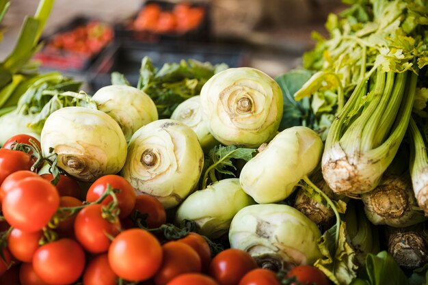 Frisches Erntegemüse klemmt im Markt eines Landwirts fest