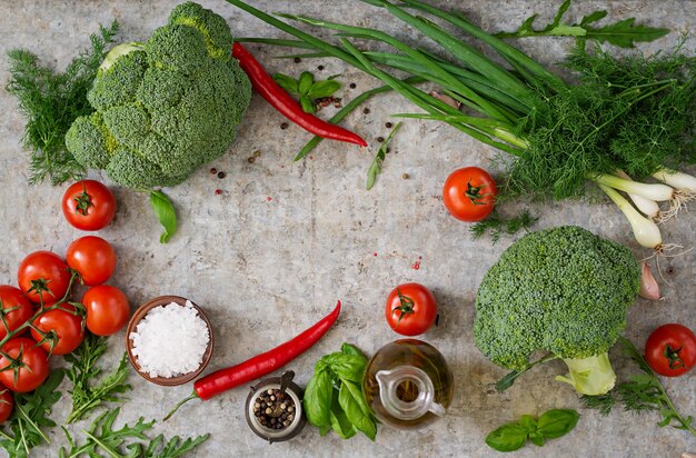 Frisches Gemüse - Brokkoli, Kirschtomaten, Chilischoten und andere Zutaten zum Kochen. Richtige Ernährung. Ansicht von oben