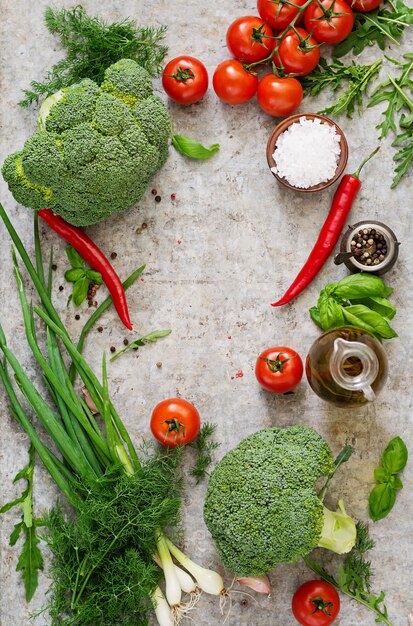 Frisches Gemüse - Brokkoli, Kirschtomaten, Chilischoten und andere Zutaten zum Kochen. Richtige Ernährung. Ansicht von oben