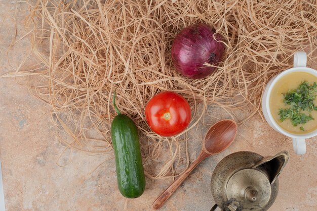 Frisches Gemüse mit köstlicher Suppe auf Marmoroberfläche