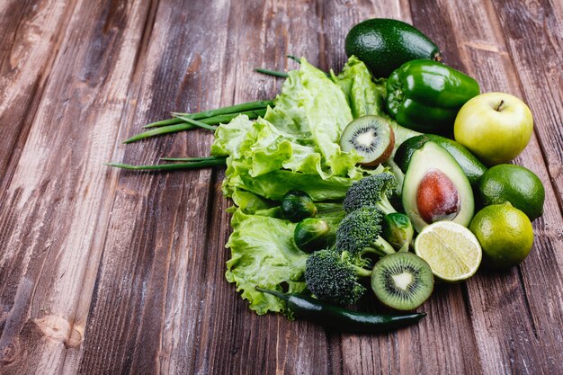 Frisches Gemüse, Obst und Grün. Gesundes Leben und Essen.