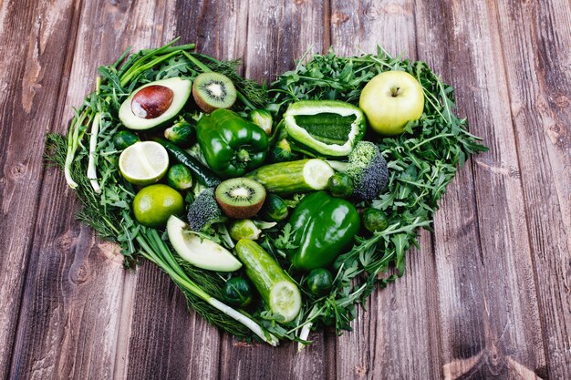 Frisches Gemüse, Obst und Grün. Gesundes Leben und Essen.