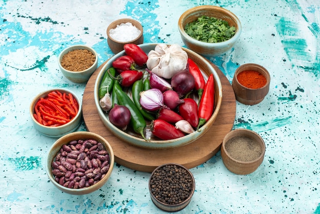 frisches Gemüse Paprika Zwiebeln Knoblauch mit Bohnengrün auf hellblau