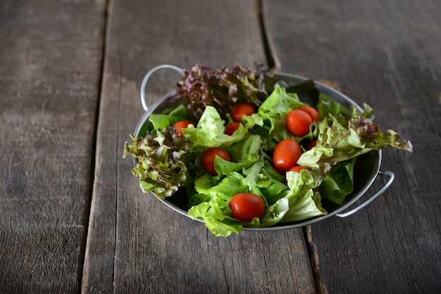 Frisches Gemüse Salat in der Schüssel mit rustikalen alten hölzernen Hintergrund.