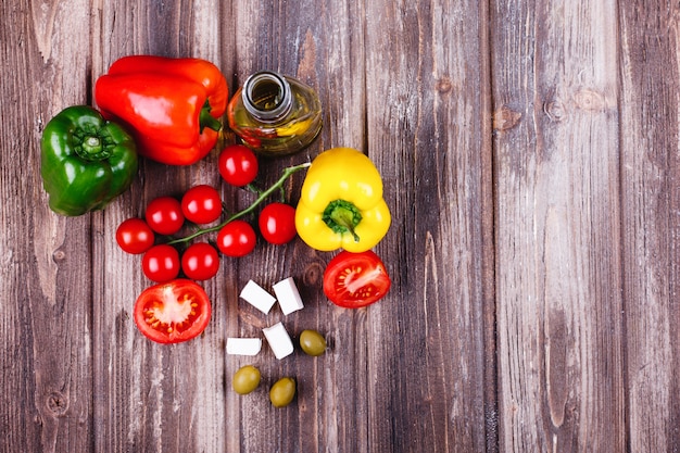 Frisches Gemüse und andere Lebensmittel. Vorbereitungen für das italienische Abendessen.