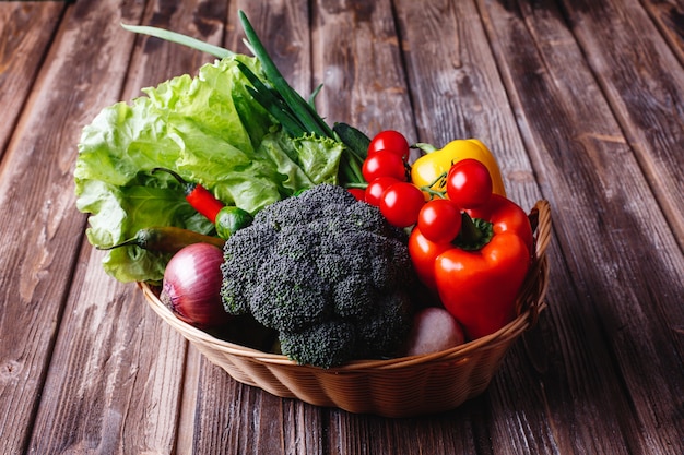 Frisches Gemüse und Grün, gesundes Leben und Essen. Brokkoli, Pfeffer, Kirschtomaten, Chili