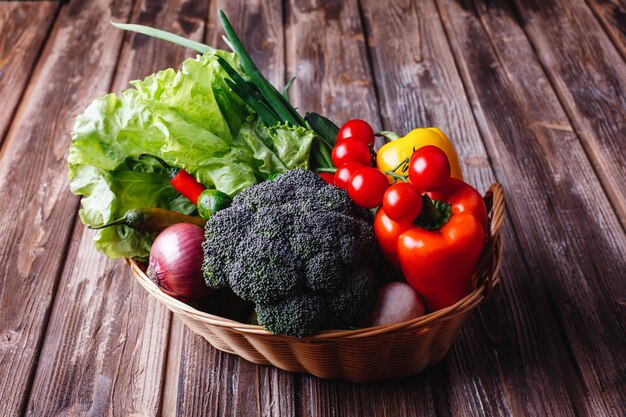 Frisches Gemüse und Grün, gesundes Leben und Essen. Brokkoli, Pfeffer, Kirschtomaten, Chili