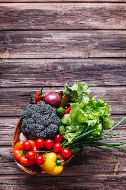 Frisches Gemüse und Grün, gesundes Leben und Essen. Brokkoli, Pfeffer, Kirschtomaten, Chili