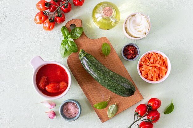 Frisches Gemüse zum Kochen Gegrillte Zucchini mit Gemüse in Tomatensauce das Konzept der vegetarischen Küche