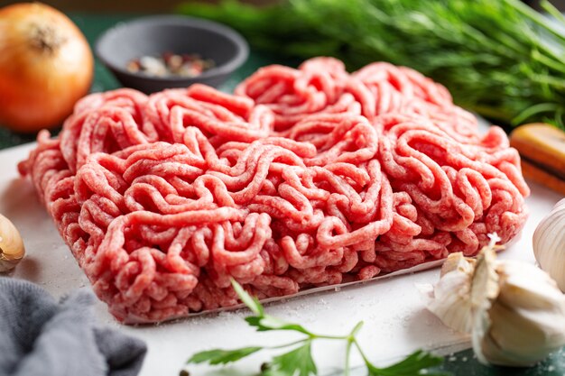 Frisches Hackfleisch bereit zum Kochen