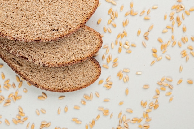 Frisches hausgemachtes gebackenes geschnittenes Brot lokalisiert auf einer beige Oberfläche