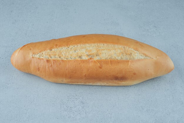 Frisches Laibbrot auf Steinoberfläche