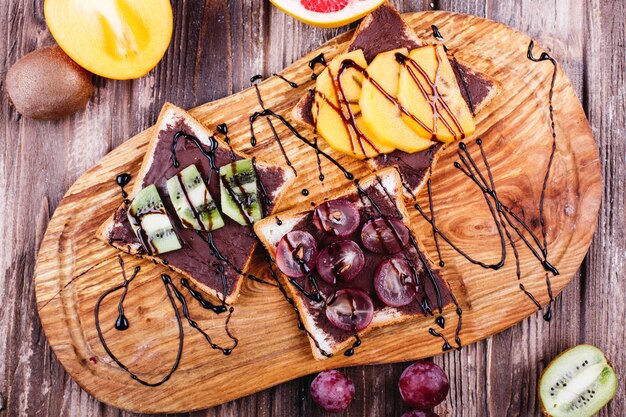 Frisches, leckeres und gesundes Essen. Mittag- oder Frühstücksideen. Brot mit Schokoladenbutter, Traube