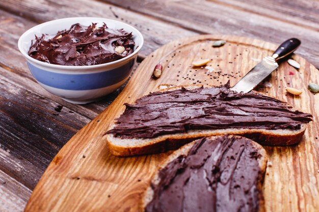 Frisches, leckeres und gesundes Essen. Mittag- oder Frühstücksideen. Brot mit Schokoladenbutter