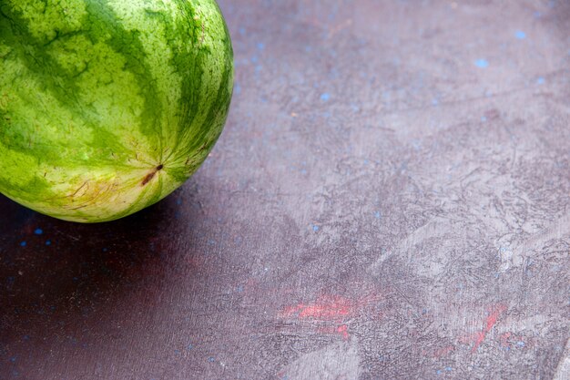 Frisches Obst der grünen Wassermelone der Vorderansicht auf dem dunklen Hintergrundfruchtbeer-Sommersaft