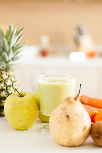 Frisches Obst, Gemüse und Smoothies in der heimischen Küche