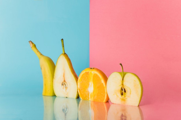 Frisches Obst in zwei Hälften geschnitten