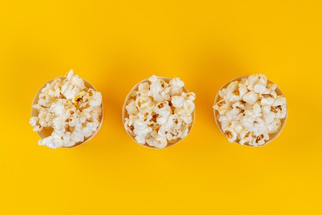 Frisches Popcorn von oben, gesalzen und lecker auf gelbem Snack-Maissamen