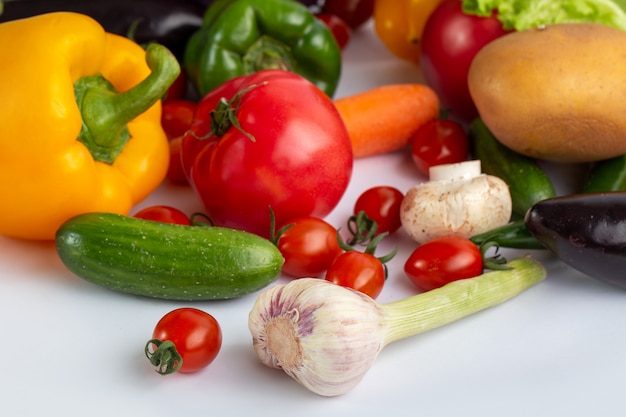 Frisches reifes Salatgemüse des bunten Gemüses auf weißem Schreibtisch