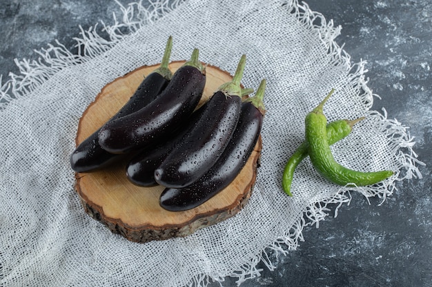 Frisches rohes Gemüse. Stapel von Auberginen und grünem Pfeffer Draufsicht.