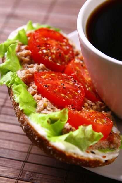 Kostenloses Foto frisches sandwich mit frischem gemüse und kaffee