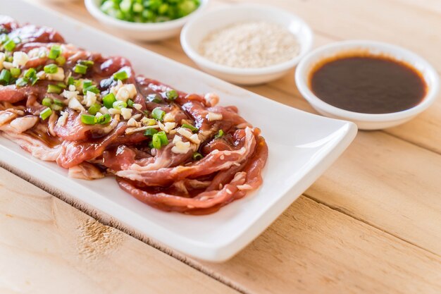 Frisches Schweinefleisch in Scheiben geschnitten