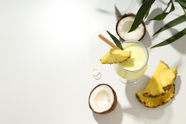 Frisches Sommercocktail Pina Colada frisches Sommergetränkekonzept