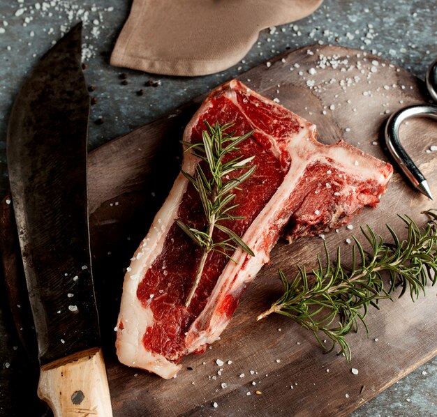 Frisches Steakstück mit Rosmarine und Salz